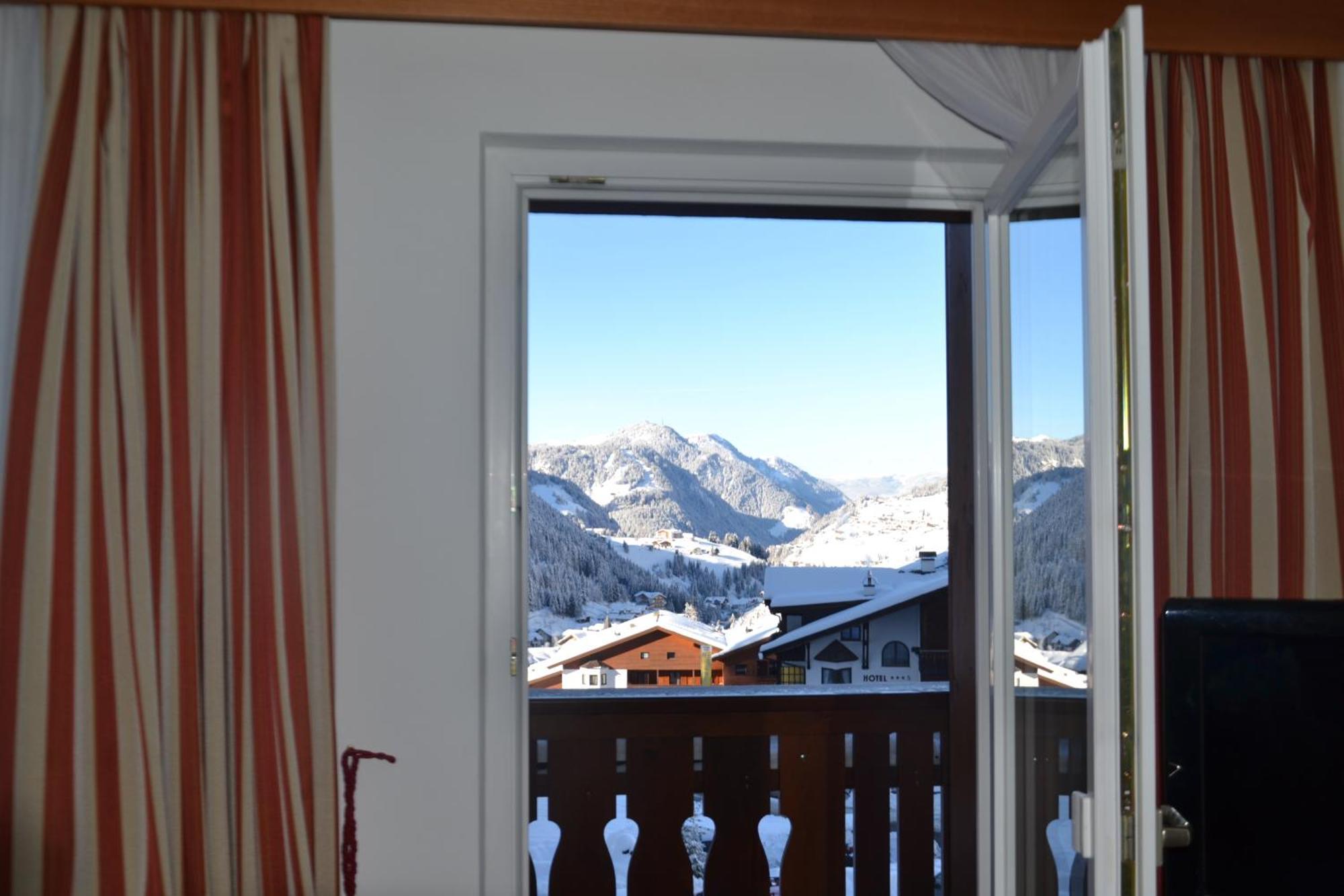 Hotel Scoiattolo Selva di Val Gardena Exterior foto