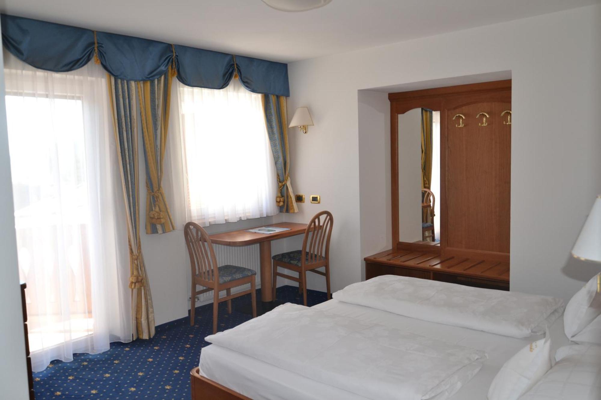 Hotel Scoiattolo Selva di Val Gardena Exterior foto