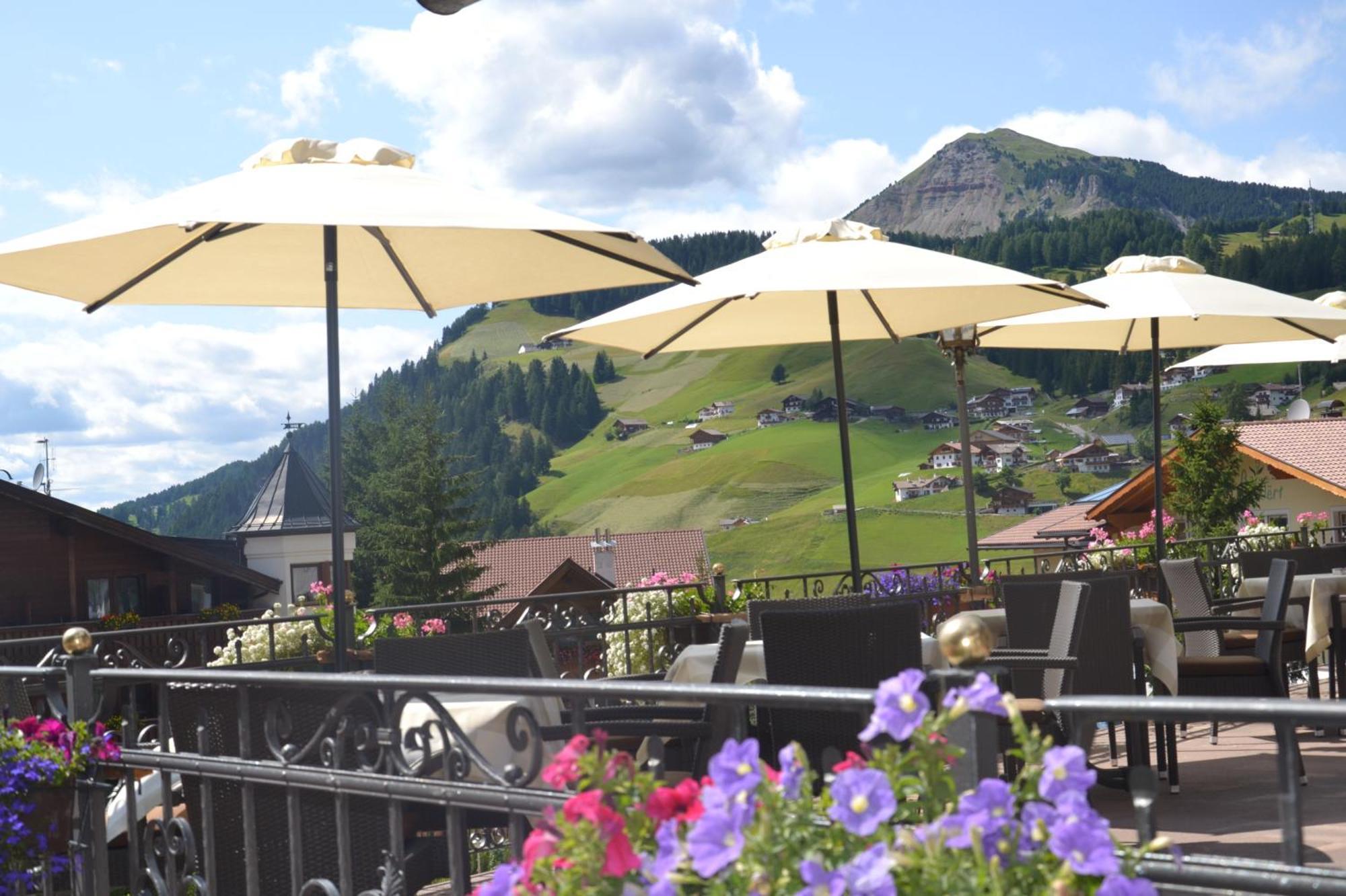 Hotel Scoiattolo Selva di Val Gardena Exterior foto